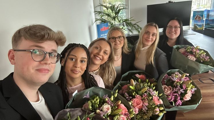 Haben ihre Ausbildung aufgrund hervorragender Leistungen verkürzt und starten nun bei alltours durch: (v.l.n.r.) Justin Holtmanns, Evelyn Liguori, Florence Büth, Juliana Barten, Maxi Rohwer und Kim Haben. Nicht im Bild: Marie-Louise Bahr.