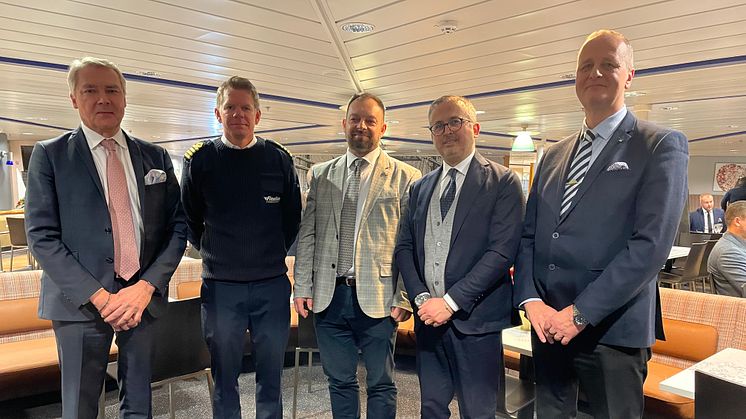 Från vänster: Tom Pippingsköld, Finnlines VD; Jesper Axelsson, Kapten M/S Finnfellow; Rafal Zahorski, Szczecin & Świnoujście Seaports Authority; Antonio Raimo, Finnlines Line Manager; och Marco Palmu, Finnlines passagerardirektör.