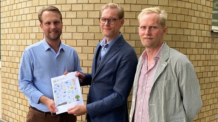 Rasmus Törnblom (M), förste vice ordförande i kommunstyrelsen, tar emot klimatpolitiska rådets rapport av rådets ordförande John Hultén och ledamot Harald Klein.