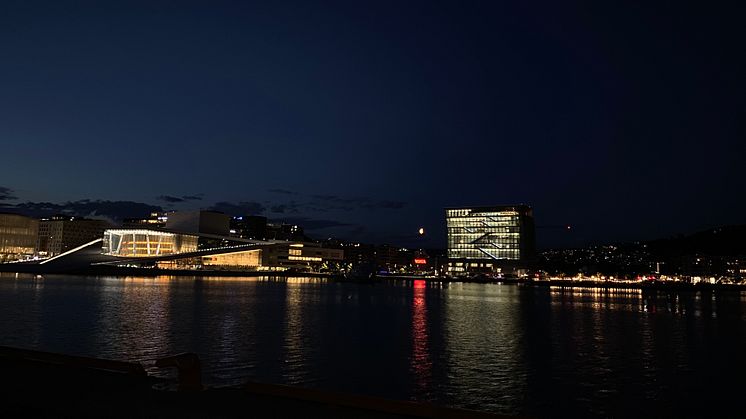 Oslo sentrum kl. 01:11 10.07.2023. Foto: Lyskultur