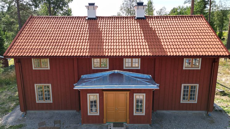 Gård i 1800-talsstil, med tak från Vittinge.