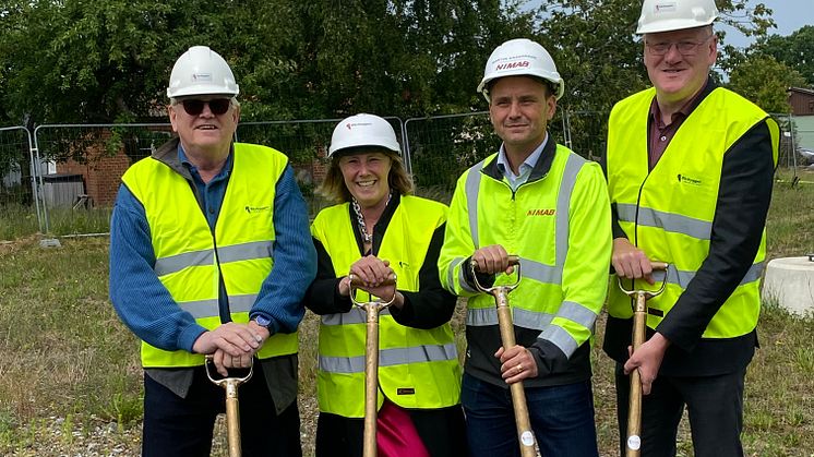 Från vänster: Blivande boende  Bo Nordberg, Riksbyggens vd Johanna Frelin, Nimabs vd Martin Andersson samt ordförande i byggnadsnämnden och ledamot i kommunstyrelsen i Lund Björn Abelson.