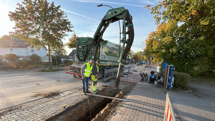 Auf der Baustelle: Bernhard Wegner und Sebastian Kobarg von der Firma Krebs & Suhr. Foto: SH Netz