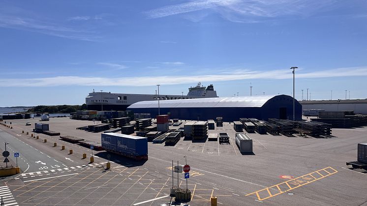 I Gothenburg RoRo Terminal ligger det nya väderskyddade transitlagret "Pappersrullen" som skapar nya möjligheter för svensk skogsindustri. Bild: Gothenburg RoRo Terminal.