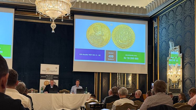 Arne Riise og Eirik Myge satt på podiet da den polske 100 dukaten ble solgt etter et bud på 19,2 millioner.
