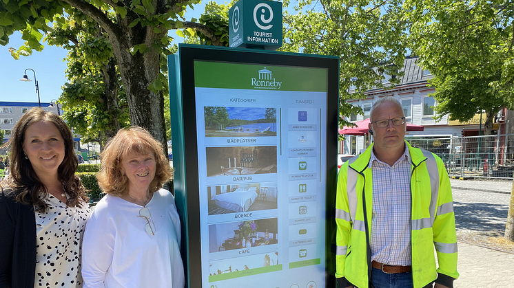 – Det føles som om hele torget har fått nytt liv, sier Emma Hessbo (t.v.), digitaliseringsstrateg i Ronneby kommune.