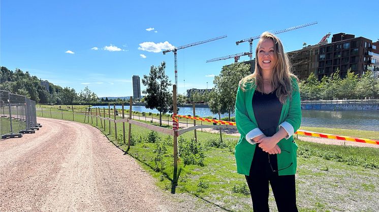 Programleder Stine W. Torbergsen for Middelalderbyen står foran vannspeilet i Middelalderparken.