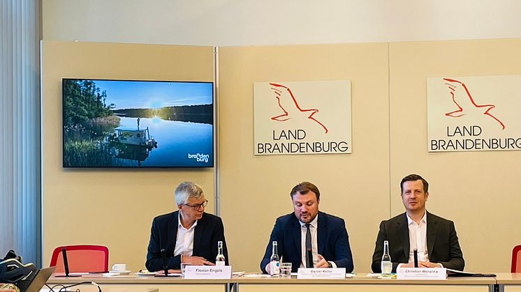 Heute wurden die Tourismuszahlen 2024 vorgestellt (v.l.n.r.: Florian Engels, Regierungssprecher; Daniel Keller, Wirtschaftsminister Brandenburg; Christian Woronka, Geschäftsführer TMB Tourismus-Marketing Brandenburg GmbH). Foto: TMB / Birgit Kunkel 