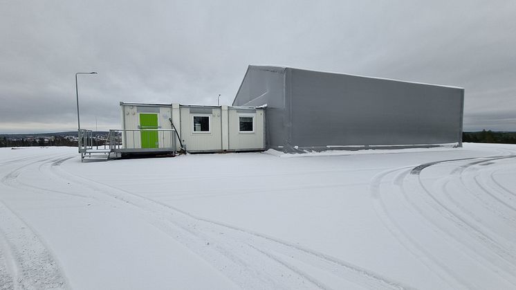 Kontor och konferens finns i modulära byggnaderna och bredvid finns ett stort hangar för att kunna hovra drönare inomhus.