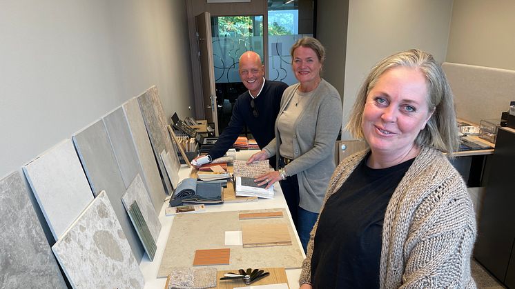 Kolbjørn Stuvebakken (fra venstre) og Trine Maren Skott-Myhre i Kontorhuset setter pris på tipsene fra interiørarkitekt Kristin Bjørkavåg i Paradis Interiørarkitekter. 