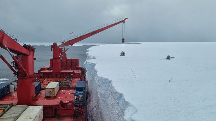 Usikker iskant kan være en utfordring for forskningsstasjonen Troll i Antarktis (Foto: Harvey Goodwin, Norsk Polarinstitutt).