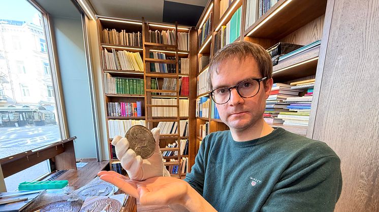 – Sølvmedaljongen fra keiser Valentinian finnes i ett kjent eksemplar, er i god stand og har en utropspris på fem millioner kroner, sier Lars Erik Høitomt i Oslo Myntgalleri.