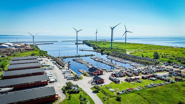 Drönarfoto över Lövstaviken och vindkraftverken. Foto: Destination Falkenbergs Ab