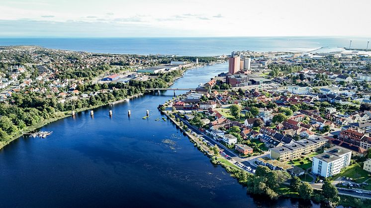 Flygbild över Falkenberg och Ätran med havet i bakgrunden. Foto: Destination Falkenberg Ab. 