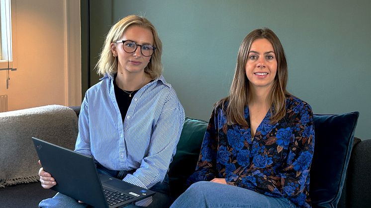 Linda Bylander och Louise Björelind är två av personerna i utvecklingsteamet för Konteks nya AI-chatbot Sally.