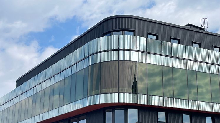 The new headquarters of Sweden’s National Board of Housing, Building and Planning in Karlskrona, featuring curved dynamic glass from ChromoGenics – the world’s largest installation of its kind.
