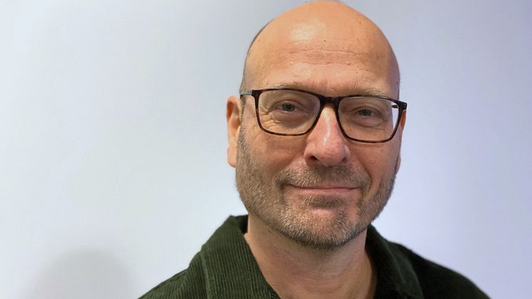 Studenterna vid Högskolan Väst delar i år ut Pedagogiska priset till Johan Hyrén som undervisar på lärarprogrammet. Foto: Högskolan Väst. 