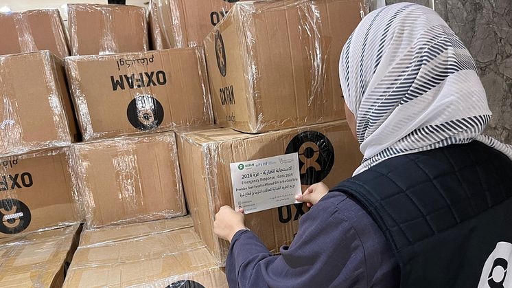 Oxfam-personal tar hand om matpaket redo att levereras till norra Gaza. Bilden är från juli 2024. Foto: Jomana Elkhalili/Oxfam