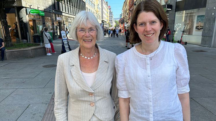 LEDER NASJONAL JUBILEUMSKOMITÉ: Tora Aasland (t.v.) leder styringsgruppa og Ida Kristine Teien er prosjektleder for utvandrerjubileet Crossings 200. Foto: Anno museum