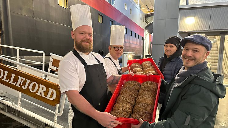 André Gåsemyr og Kjell Kollin (til venstre) fra MS Trollfjord mottar den første leveransen brød fra Valentin Masaruljev og Jørn Roger Olsen i Kaffebønna. Foto: Hurtigruten