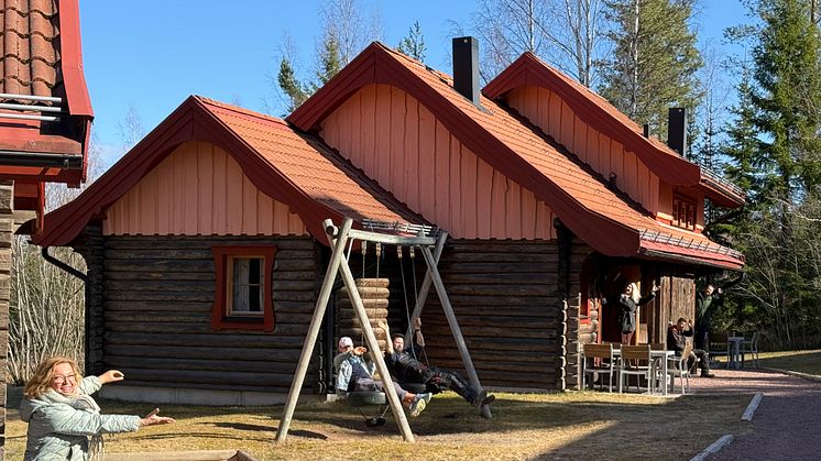 Tomtelands medarbetare på besök i nya stugbyn.