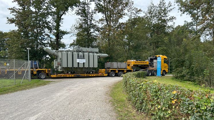 Der 110/20-kV-Transformator im Umspannwerk Ellgau stellt in Zukunft die Energieversorgung der Region sicher.