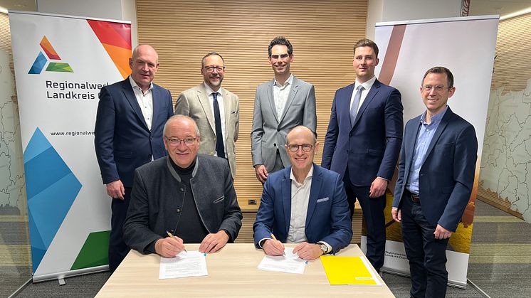 Landrat Franz Löffler und Dr. Egon Leo Westphal, Vorstandsvorsitzender der Bayernwerk AG, unterzeichneten die Kooperationsvereinbarungen der Regionalwerke Landkreis Cham mit Bayernwerk AG und Bayernwerk Netz GmbH.