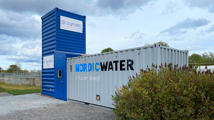 Cleantechföretaget Zymatic har utvecklat en metod som bryter ner mikroföroreningar med hjälp av enzymer. Metoden testas i en vattenreningscontainer som byggts om av Containertjänst så att den kunde ställas på högkant.