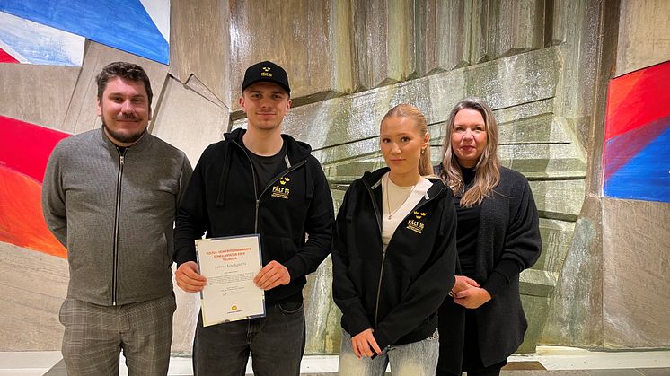 I mitten, Rasmus Bellung och Kajsa Ljunglöf, representanter från Krigsflygfält 16, tog emot diplom av Robert Halvarsson kultur- och fritidsnämndens ordförande och Anna Åberg, kultur och bibliotekschef. ©Inger Sitter/Bildupphovsrätt 2024