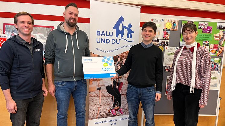 (v. l. n. r.) Ole Hinneburg und Michael Fenselau von HanseWerk Natur übergeben den Spendenscheck an Peter Wolf und Zareena Totzki von „Balu und Du“.