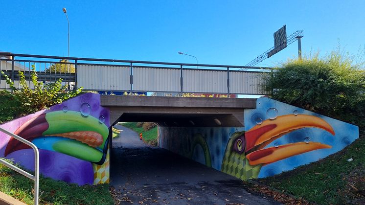 Konstnären Tim Timmey, som målat gångtunneln under Björngatan (bilden), målar nu också en tunnel i Bockara. 