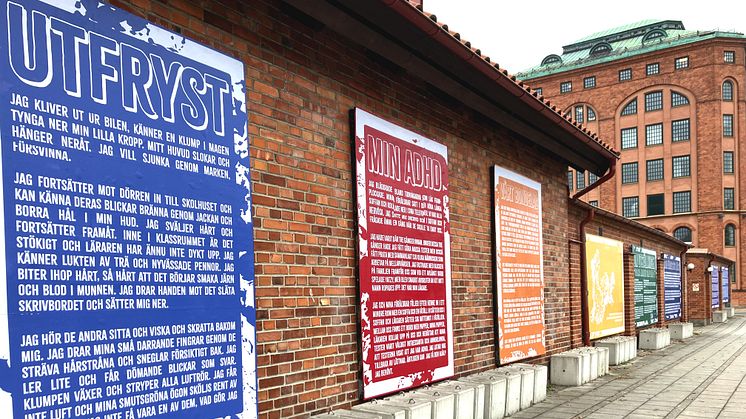 YTORNA på Kulturhuset Barbackas fasad, nu med den nya utställningen "(O)lika minnen som vi bär på". 