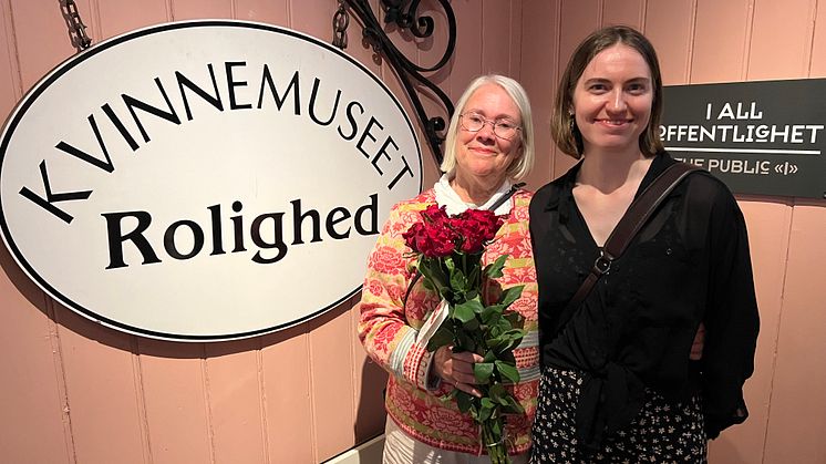 Det gamle skiltet har blitt museumsgjenstand. - Det er flott å se at skuta seiler videre med nytt mannskap, sier Kvinnemuseets initiativtaker og første direktør, Kari Sommerseth Jacobsen (til venstre) og legger armen rundt Ellinor Maurstad.