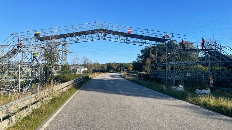 An der provisorischen Kabelbrücke werden die Verbindungsstücke gelöst. Copyright: Omexom Hochspannung GmbH