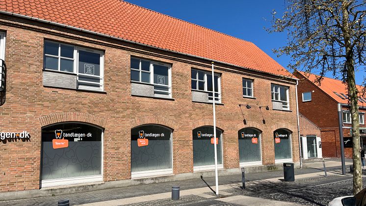 Renoveringsarbejdet hos tandlægen.dk på Taastrup Hovedgade er overstået og stilladset fjernet, så der atter er fri passage for fodgængere til klinikken. Foto: PR.
