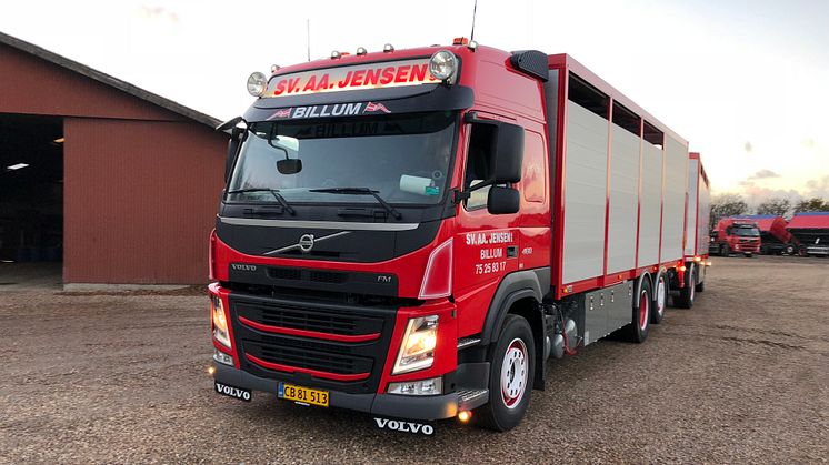En rød lastbil fra SS. AA. Jensen