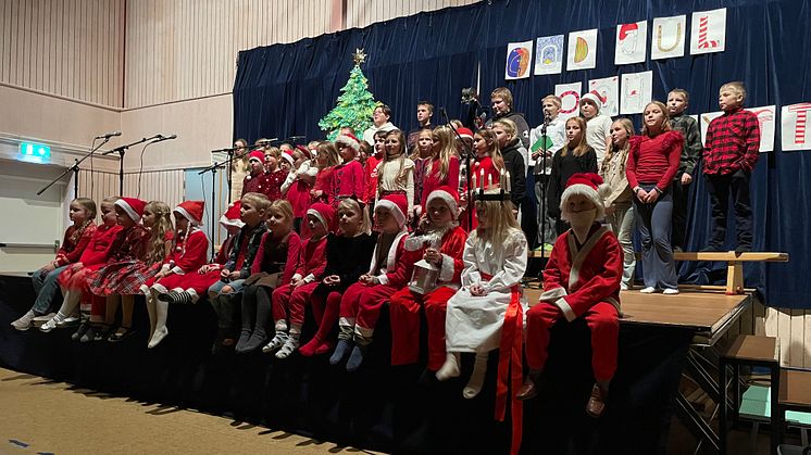 Uppträdande av Karungi skolans elever under julgalan.