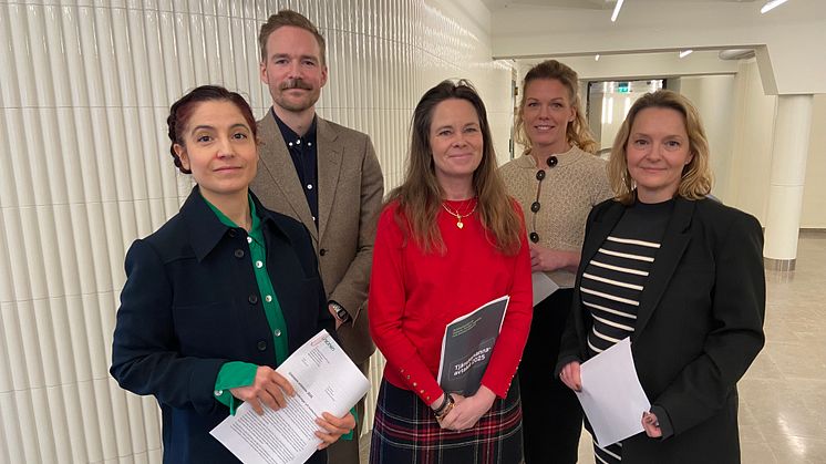 Karin Wiberg Stålbröst, tf chefsjurist och tf förhandlingschef på Plåt & Ventföretagen (i rött), tillsammans med representanter för Ledarna, Unionen och Sveriges Ingenjörer.