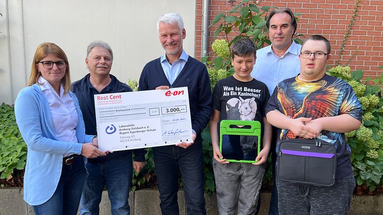 Betriebsrätin Jasmina Lehner (li.) und Martin Weinfurtner (2.v.re), stellvertretender Betriebsratsvorsitzender der Region Ostbayern der Bayernwerk Netz GmbH, überreichten die Spende. 