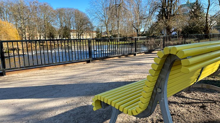 Vänskapsbänken står vid dammen i Tivoliparken i centrala Kristianstad.