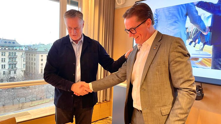 AB Göta kanalbolags vd Roger Altsäter (till höger) och Svea Skogs vd Erik Brandsma signerar affären.