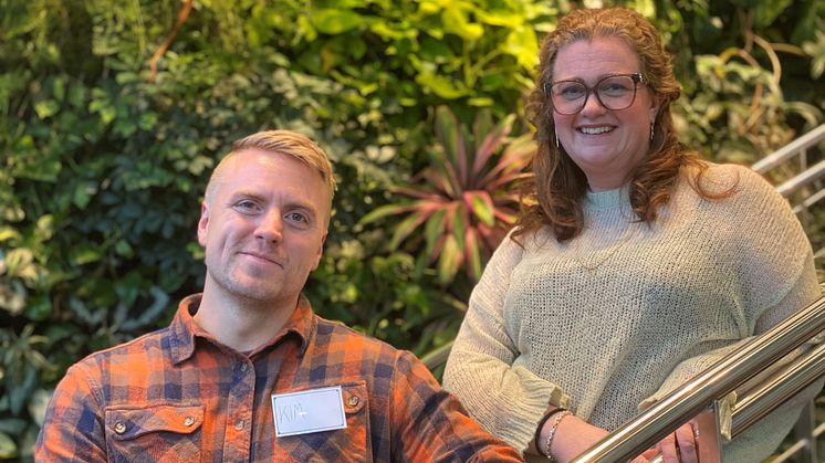 Kim Lundmark och Thérèse Ekström Laihanen är två av dem som firar idag att de är klara med utbildningen till socionom.