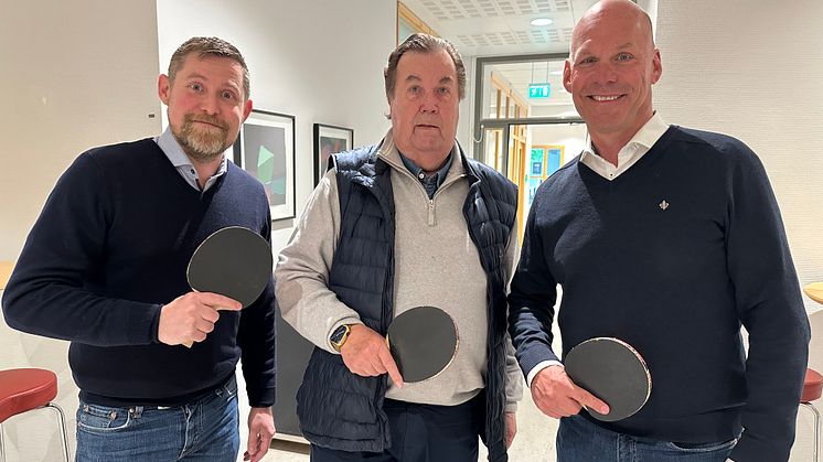 Ledamot Daniel Hognert (M) byggnadsnämndens ordförande Thure Sandén (M) och ordförande i nämnden för Miljö & Hälsoskydd Niclas Nilsson (M) finns på plats i Kungsbacka Live för att prata demokrati och spela pingis.