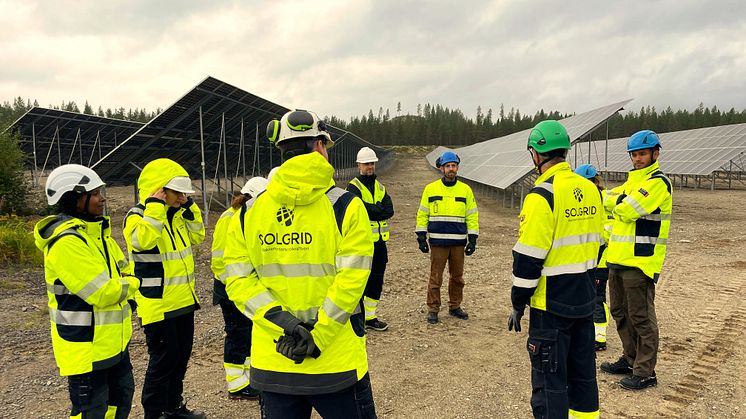 Personal från Akershus Energi och Solgrid på Furuseth solkraftverk