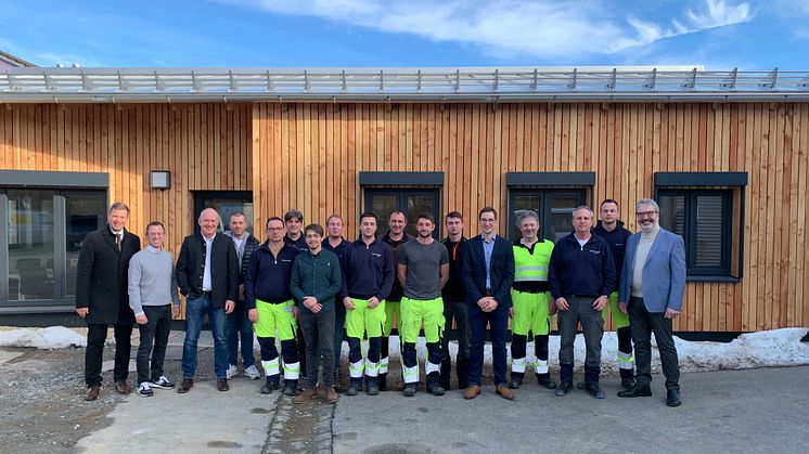 Nachhaltig gebaut für neue Energie: Gemeinsam mit Freyungs Bürgermeister Dr. Olaf Heinrich (li.) weihten die Mitarbeiter des Bayernwerks in Freyung ihre neue Anlaufstelle ein.
