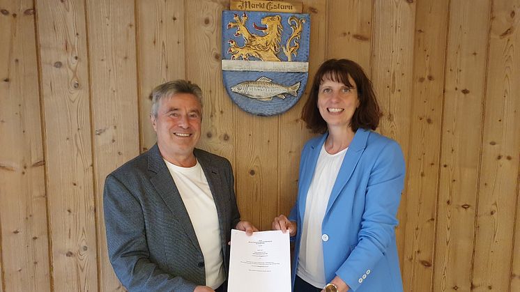 Auftakt zur Kommunalen Wärmeplanung im Rathaus Eslarn (von links): Bürgermeister Reiner Gäbl mit KWP-Managerin Christina Albrecht von der Bayernwerk Netz GmbH. 