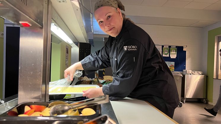 Ida Saurow, köksbiträde, serverar frukost till eleverna på Färsingaskolan i Sjöbo.