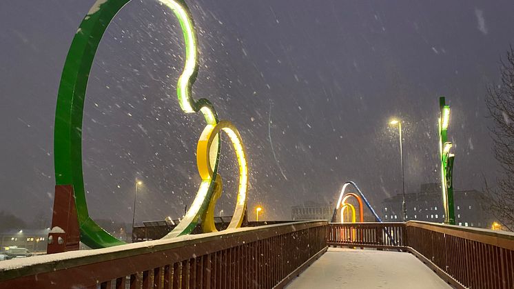 Bangårdsbron mellan centrala Kristianstad och Näsby som har fått ett trygghetsskapande konstverk – Stadens puls.