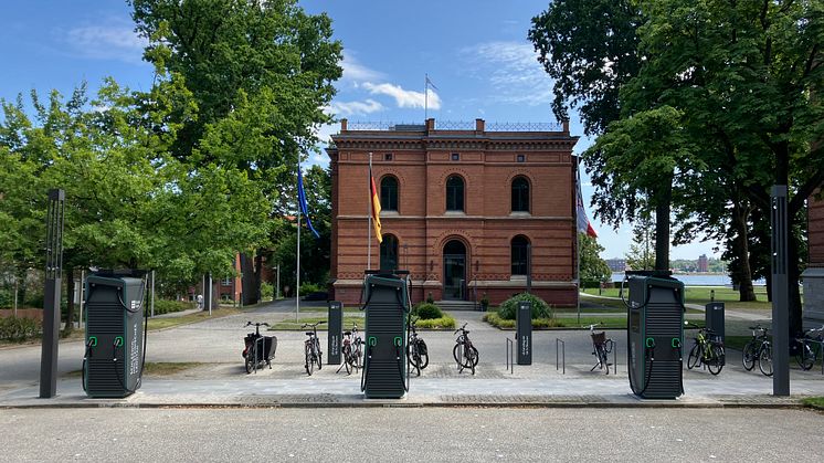 DC-Ladesäulen vor dem Landtagsgebäude