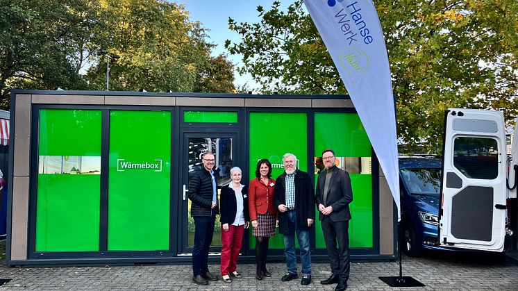 Vor der Grünen Wärmebox (v. l. n. r.): Oliver Waltenrath (Klimaschutzmanager Landkreis Harburg), Christine Rudnik (ElbEnergie), Stephanie Ladwig (HanseWerk), Volkmar Block (Vorsitzender Umweltausschuss),  Josef Nießen (Erster Kreisrat).